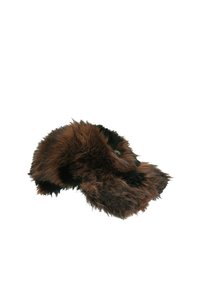 Brązowy i czarny szalik z futra ekologicznego, teksturowany, puszysty, o luźnym, swobodnym fasonie i nierównych krawędziach, co nadaje mu naturalny wygląd.