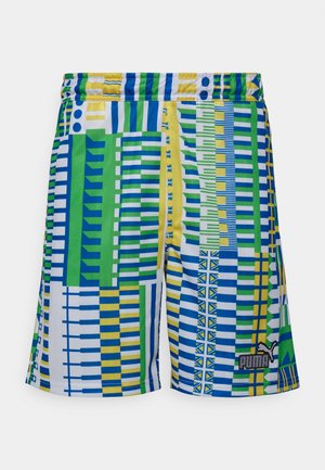 Shorts de bain pour homme arborant un motif géométrique vibrant dans des tons de bleu, vert et jaune, avec un logo Puma noir sur la jambe gauche.