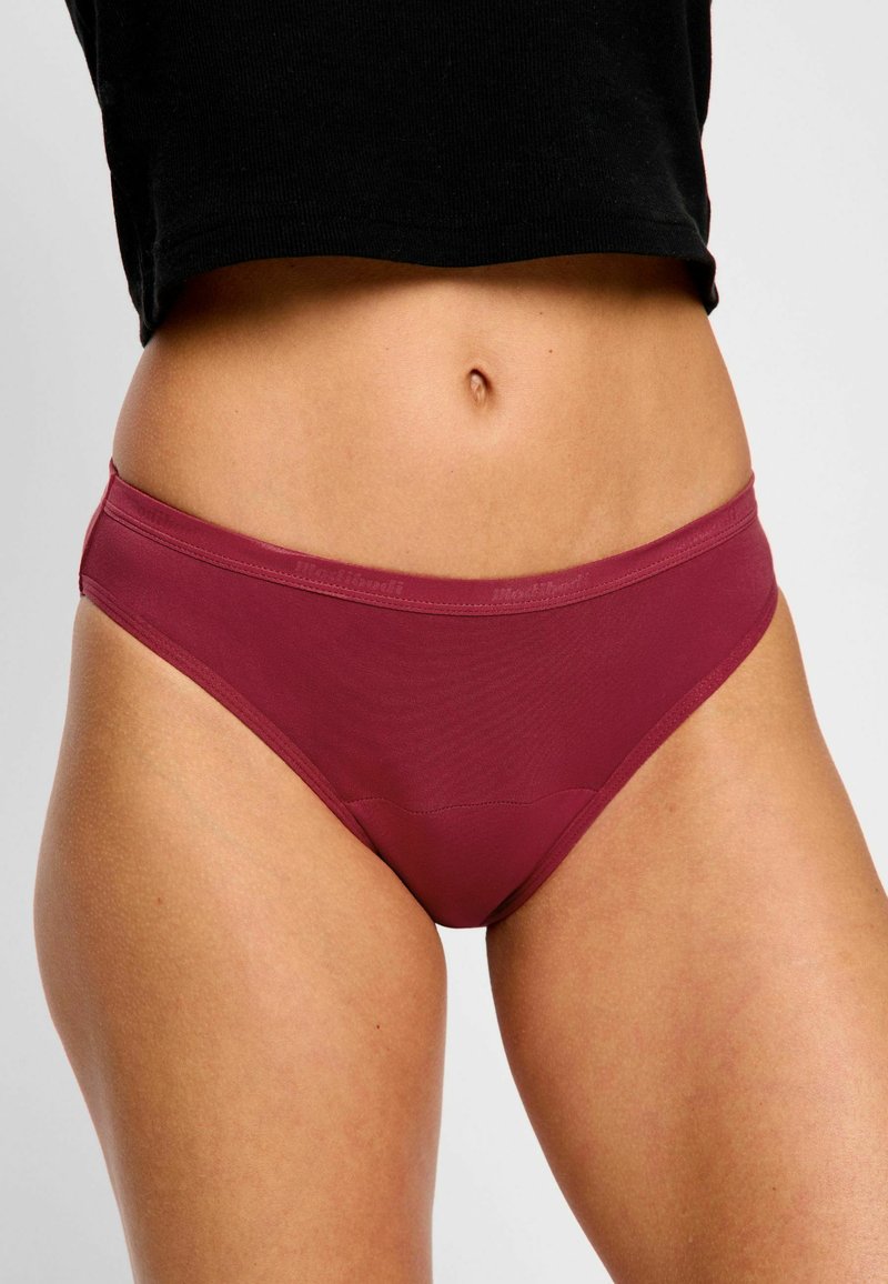 Brassière de bikini bordeaux avec une texture douce et lisse et une taille élastique. Le design présente des coutures minimales pour le confort et une coupe simple et classique.