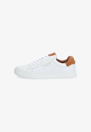 Zapatilla blanca con parte superior de piel lisa, acento en talón de ante marrón claro, cordones planos y suela de goma texturizada. Diseño simple y moderno.