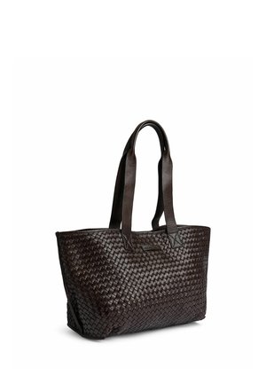 Sac cabas en cuir tressé marron foncé avec double bandoulière et base rectangulaire structurée sur fond blanc.