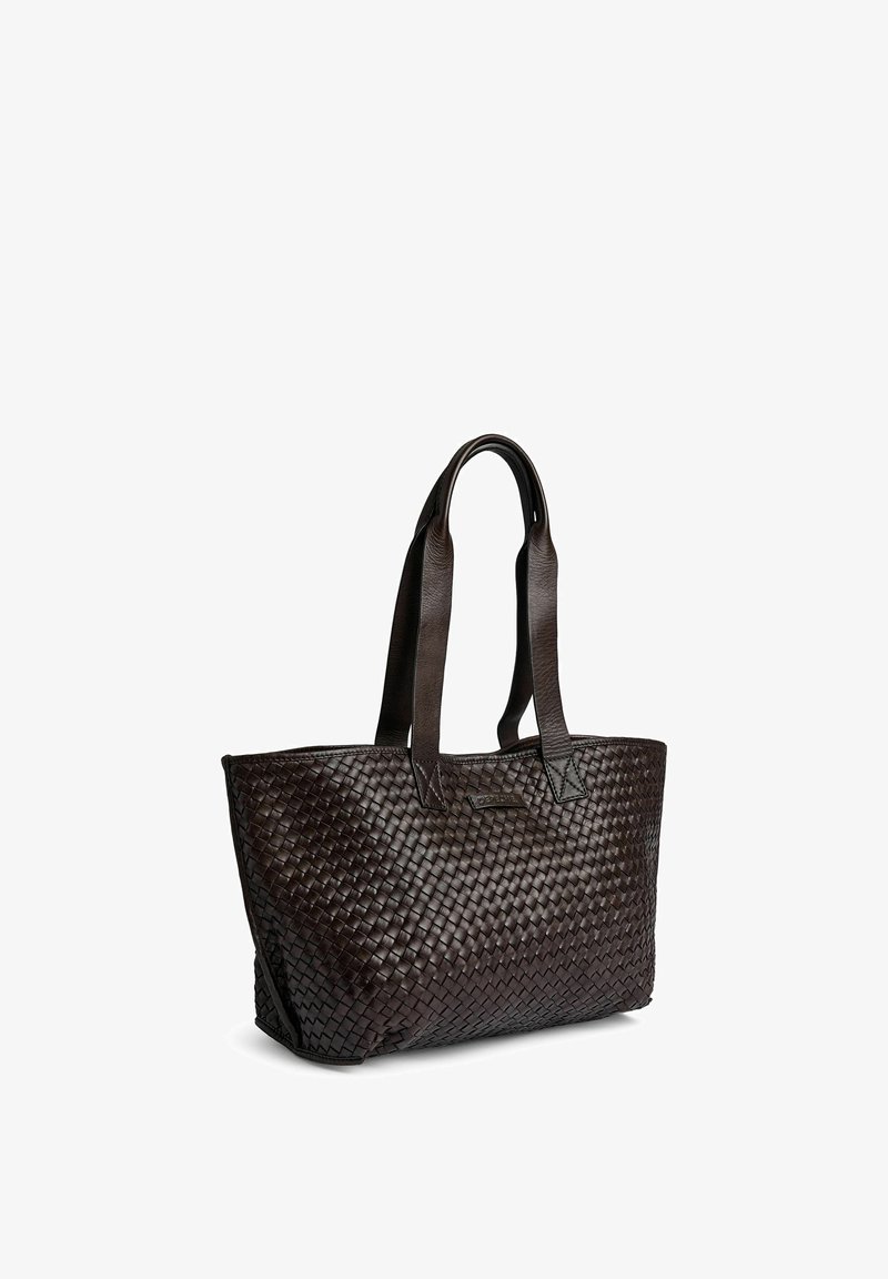 Sac cabas en cuir tressé marron foncé avec double bandoulière et base rectangulaire structurée sur fond blanc.