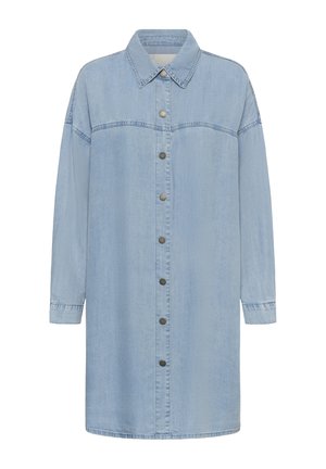 Robe chemise en denim bleu clair à manches longues, avec col, patte de boutonnage à l'avant et épaules tombantes.
