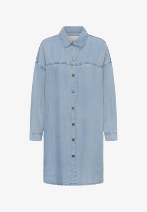 Robe chemise en denim bleu clair à manches longues, avec col, patte de boutonnage à l'avant et épaules tombantes.