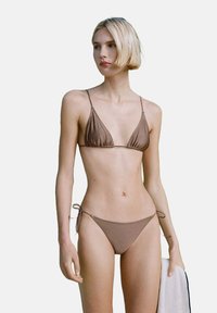Ensemble de bikini marron comprenant un haut triangle et un bas à nouer sur les côtés. Fabriqué en tissu lisse avec une couverture minimale et des bretelles ajustables.