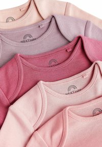 Keturių kūdikių marškinėlių rinkinys įvairių rožinių atspalvių, pagaminti iš minkštos medvilnės, su apvaliais kaklais ir trumpomis rankovėmis. Matomas prekės ženklas.