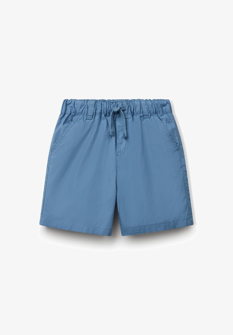 Shorts légers, bleu clair, avec une taille élastique, un cordon de serrage et deux poches latérales. Texture lisse et unie.