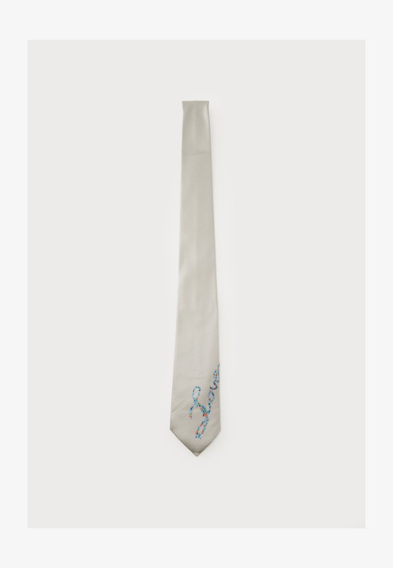 Cravate gris clair avec un motif floral en écriture près de l'extrémité pointue sur un fond blanc uni.