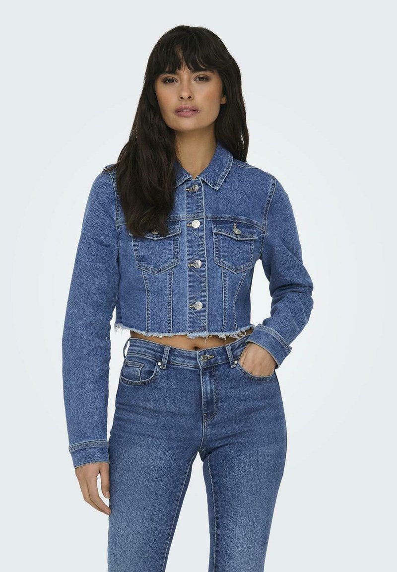 Kratka modra denim jakna z dolgimi rokavi, dvema žepoma na prsih in sprednjimi gumbi. Ima raztrgan rob in teksturirano površino tkanine.