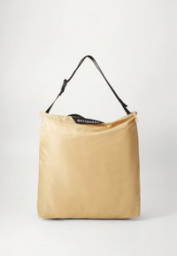 Beigen värinen nailoninen ostoskassi, mattapintainen, musta olkahihna ja yläosassa logolappu. Yksinkertainen, suorakulmainen muotoilu leveällä aukolla.