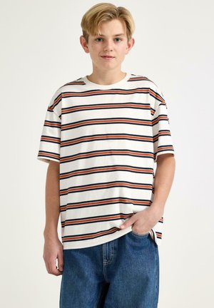 Stribet t-shirt i creme med vandrette røde, sorte og orange linjer. Afslappet pasform med korte ærmer og rund hals.
