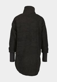 Schwarzer Fleece-Pullover mit hohem Kragen, langen Ärmeln und abgerundetem Saum. Weiche Textur mit einem gemütlichen, oversized Design.