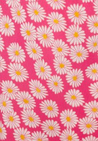 Tecido rosa com um padrão repetitivo de margaridas brancas com centros amarelos, espaçadas uniformemente pela superfície, com uma textura suave.