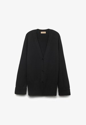 Czarny sweter dzianinowy z dekoltem w serek, zapięciem na pięć guzików oraz ściągaczem u dołu i przy mankietach. Wykonany z miękkiego materiału, o luźnym kroju.