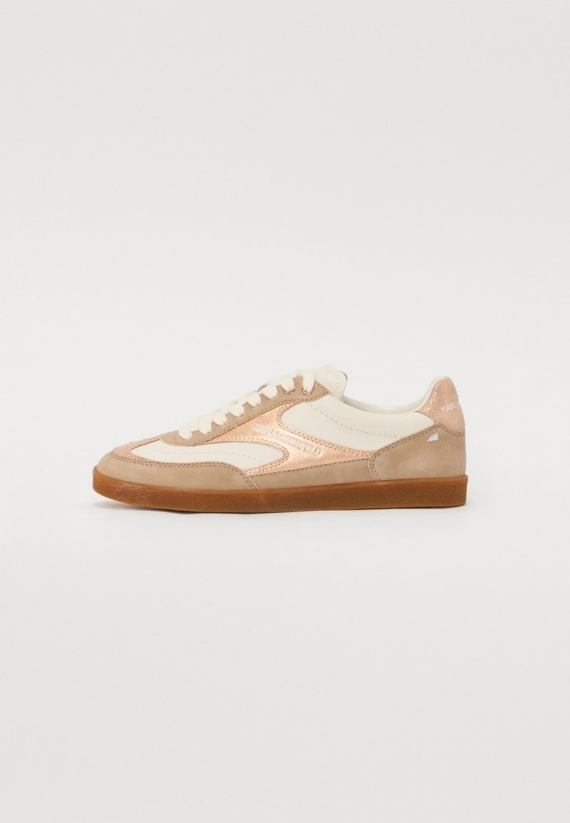 Baskets basses décontractées en beige, crème et or rose avec lacets blancs et semelle en gomme, vues de côté sur un fond uni.