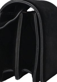 Borsa a mano in velluto nero con design strutturato, dotata di tre scomparti e una superficie liscia e opaca. Accentuata da rifiniture nere.