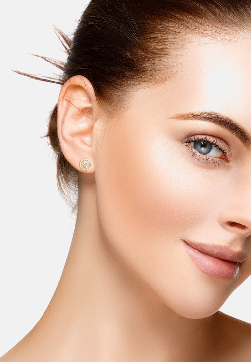 Goldfarbene Steckerohrringe mit einem Baumdesign in einem kreisförmigen Rahmen. Glatte Textur und minimalistisches Design.