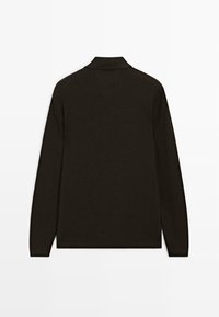 Polo a maniche lunghe di colore marrone scuro con un motivo a maglia testurizzato, colletto piatto e orlo diritto, che mette in mostra un design minimalista.