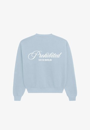 Gaiši zils sporta krekls ar baltu tekstu "Aizliegts" un "10119 BERLĪNE" uz muguras. Iegūstams ar ribotu apkakli un aprocēm, mīksta auduma tekstūra.