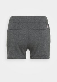 Pantalones cortos deportivos grises con una textura suave, cinturilla elástica y un pequeño logo rosa en la parte posterior izquierda. Diseño sin costuras y longitud hasta la mitad del muslo.