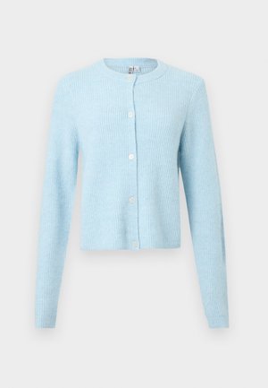 Lyseblå ribbestrikket cardigan med lange ermer og fem hvite knapper foran, vist på en hvit bakgrunn.