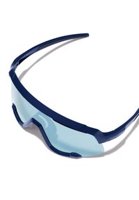 Plave sportske sunčane naočale imaju dizajn koji se obavija oko glave, sa velikim, svijetloplavim lećama i elegantnim, zakrivljenim drškama. Nema vidljivih oznaka brenda.