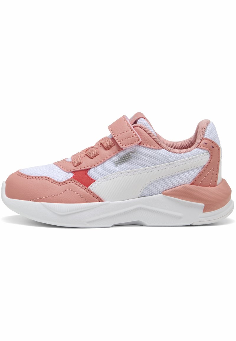 Chaussures de sport avec un schéma de couleurs rose, blanc et rouge, arborant des matériaux en mesh et synthétiques, un design à lacets et une sangle auto-agrippante.