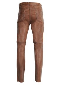 Bruine leren broeken met een aansluitend ontwerp, voorzien van twee achterzakken en subtiele stiksels. Gladde textuur en slanke, taps toelopende vorm.