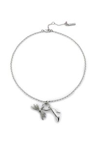 Srebrny naszyjnik łańcuszkowy z charmsami w postaci kokardy i szpilek; kokarda zdobiona cyrkoniami, gładki kształt szpilki, detal z regulowanym zapięciem.