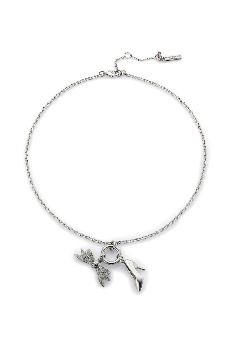 Srebrny naszyjnik łańcuszkowy z charmsami w postaci kokardy i szpilek; kokarda zdobiona cyrkoniami, gładki kształt szpilki, detal z regulowanym zapięciem.