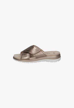 Rjavo kovinsko sandal z drsnimi trakovi v križcu, oblazinjeno podnožje in belo gumijasto podplat. Gladka tekstura, minimalistična zasnova.
