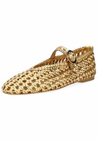 Zapato plano tejido de color dorado con punta afilada, que cuenta con una correa ajustable y una hebilla metálica redonda. Diseño texturizado y transpirable.