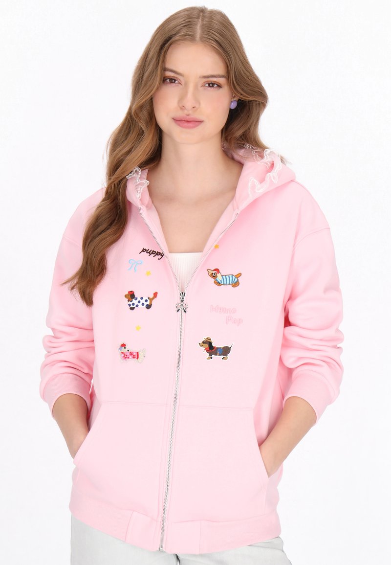 Hanorac roz cu fermoar și glugă cu volane, având designuri brodate colorate cu căței dachshund și accente textuale. Material moale, buzunare frontale.