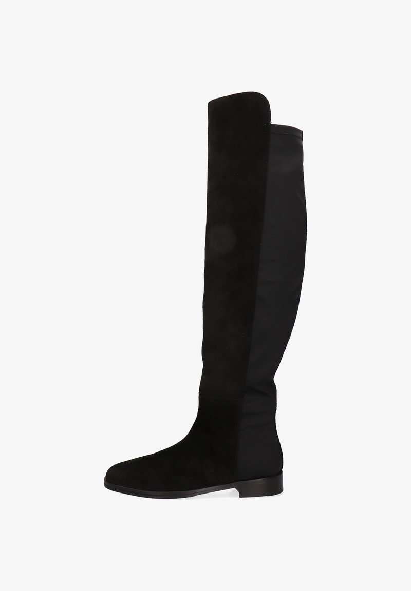 Botas negras por encima de la rodilla que presentan una combinación de ante y tela, una suela plana y una silueta suave y estilizada.