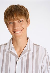 Camicia a maniche corte con bottoni, a righe verticali beige e bianche, design con colletto, tessuto leggero e una trama sottile.