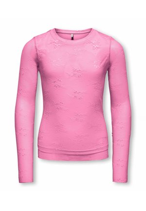 Różowy top z długim rękawem wykonany z koronki w kwiatowe wzory, o okrągłym dekolcie i dopasowanym kroju na białym tle.