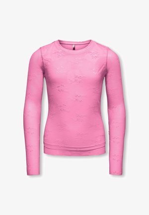 Różowy top z długim rękawem wykonany z koronki w kwiatowe wzory, o okrągłym dekolcie i dopasowanym kroju na białym tle.