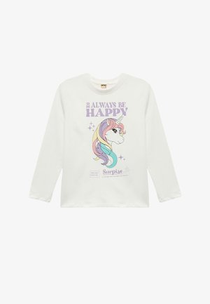 Langärmliges weißes Shirt mit einem Einhorn-Graphic, das eine pastellfarbene Regenbogenmähne zeigt, dem Text "Always Be Happy" und dem Markenlogo am unteren Ende.