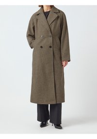 Abrigo largo de doble botonadura con un patrón de espiga en marrón y negro, hecho de tela texturizada, que presenta bolsillos laterales y un cuello con muesca.