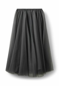 Must värviline tüllseelik elastse vöökohtaga, millel on kihilised, läbipaistvad kangad, mis loovad volüümika kuju ja kerge tekstuuri.