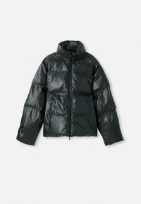Svart pufferjacka i blanka material med hög krage och dragkedjestängning. Har överdimensionerade, quiltade paneler och vida ärmar.