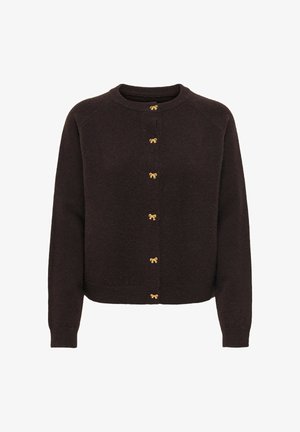 Brun cardigan med rund halsudskæring, prydet med guldknapper formet som sløjfer ned foran. Blød tekstur, lange ærmer og en afslappet pasform.