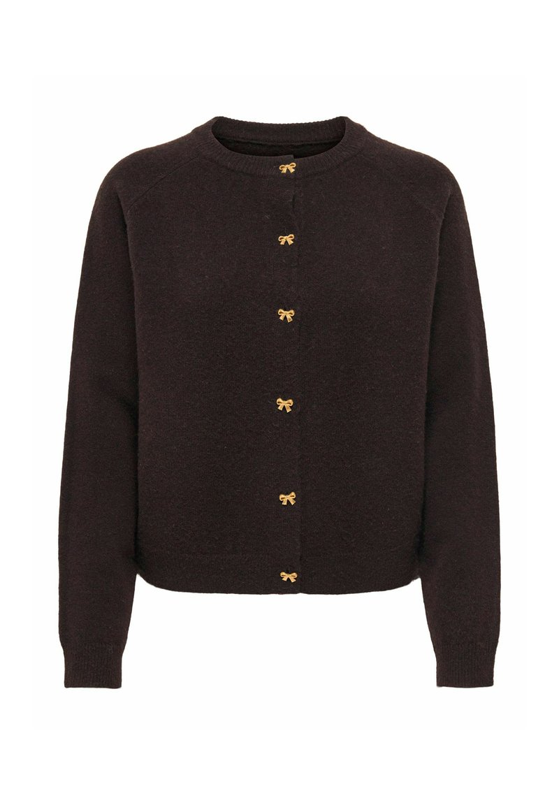 Brūns kardigans ar apaļu izgriezumu un zelta tauriņa formas pogām priekšpusē. Mīksts materiāls, garas piedurknes un brīvs piegriezums.