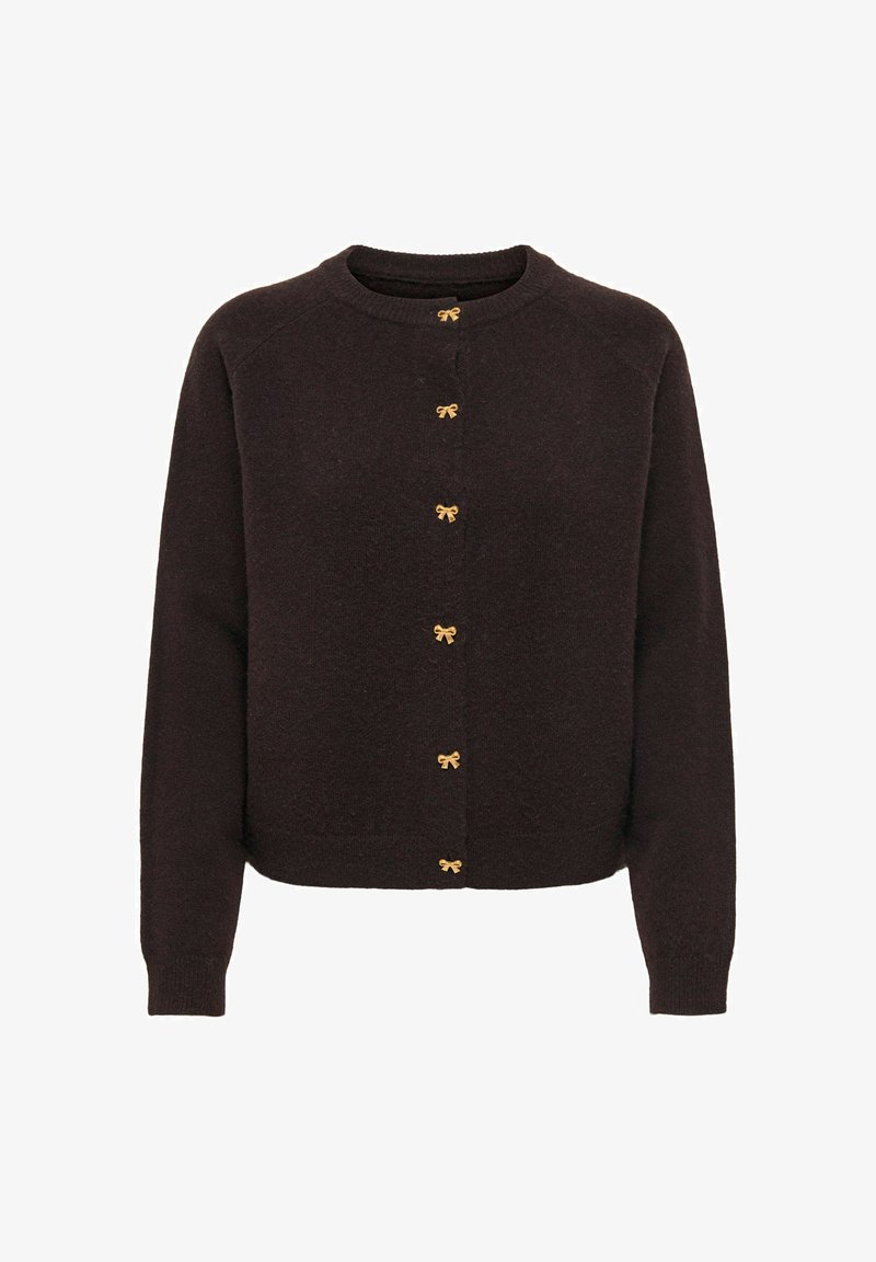 Brūns kardigans ar apaļu izgriezumu un zelta tauriņa formas pogām priekšpusē. Mīksts materiāls, garas piedurknes un brīvs piegriezums.