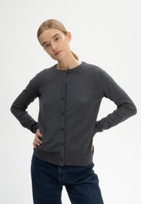 Dunkelgrauer Cardigan aus weichem Strickmaterial, mit rundem Ausschnitt, langen Ärmeln und vorderen Knöpfen sowie gerippten Bündchen und Saum.