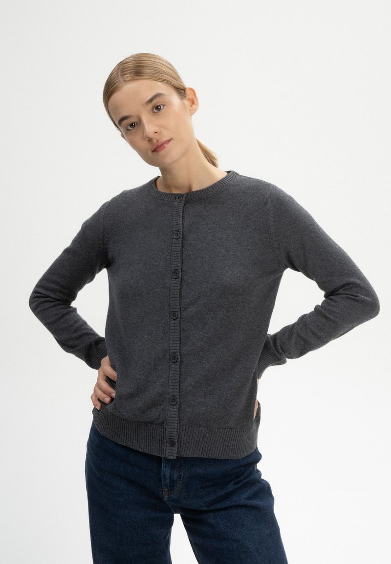 Dunkelgrauer Cardigan aus weichem Strickmaterial, mit rundem Ausschnitt, langen Ärmeln und vorderen Knöpfen sowie gerippten Bündchen und Saum.