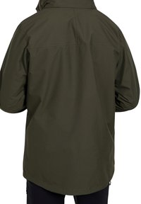 En person som bär en löst sittande olivgrön jacka, sedd bakifrån, med en enkel bakgrund som framhäver plaggets design.