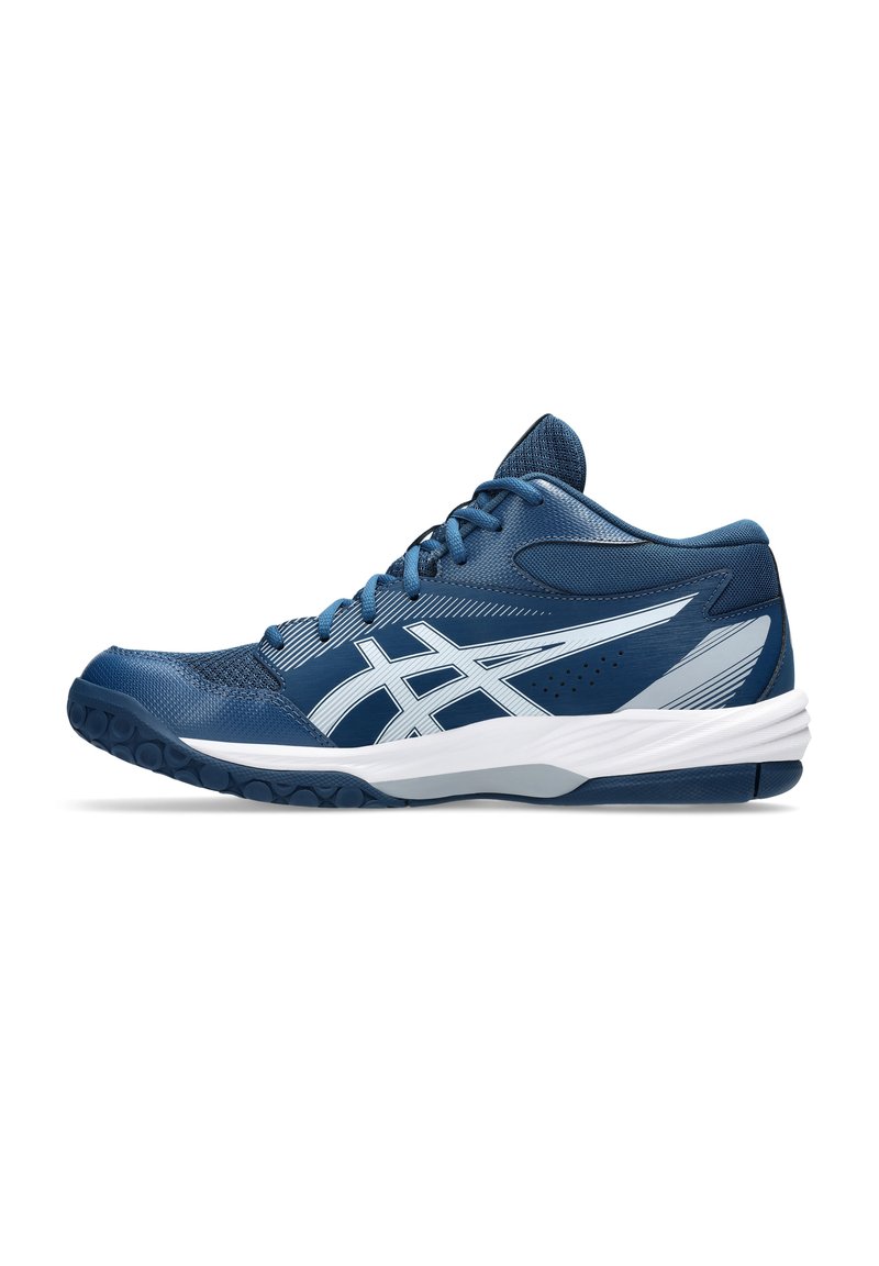 Chaussure de sport bleue avec une tige texturée, des accents blancs et une semelle en caoutchouc. Présente un design à lacets et un bout rond.
