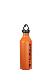Orangefarbene Metall-Wasserflasche mit schwarzem Schraubverschluss, mit "mizu x coocazoo" Branding an der Seite.