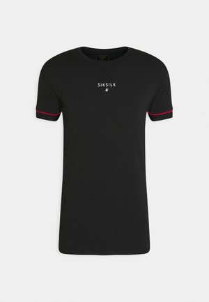 Schwarzes kurzärmeliges T-Shirt mit kleinem weißem "SIKSILK"-Logo und Emblem auf der Brust, mit rotem Besatz an den Ärmelbündchen.